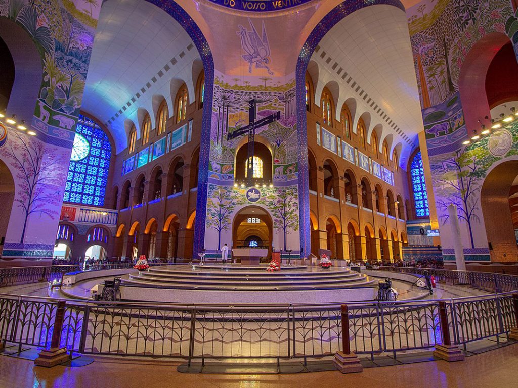 Interior, altar da Basílica de Nossa Senhora Aparecida